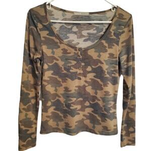 Women's long sleeve camo top by Tresics Scoop neck with snaps sz.S